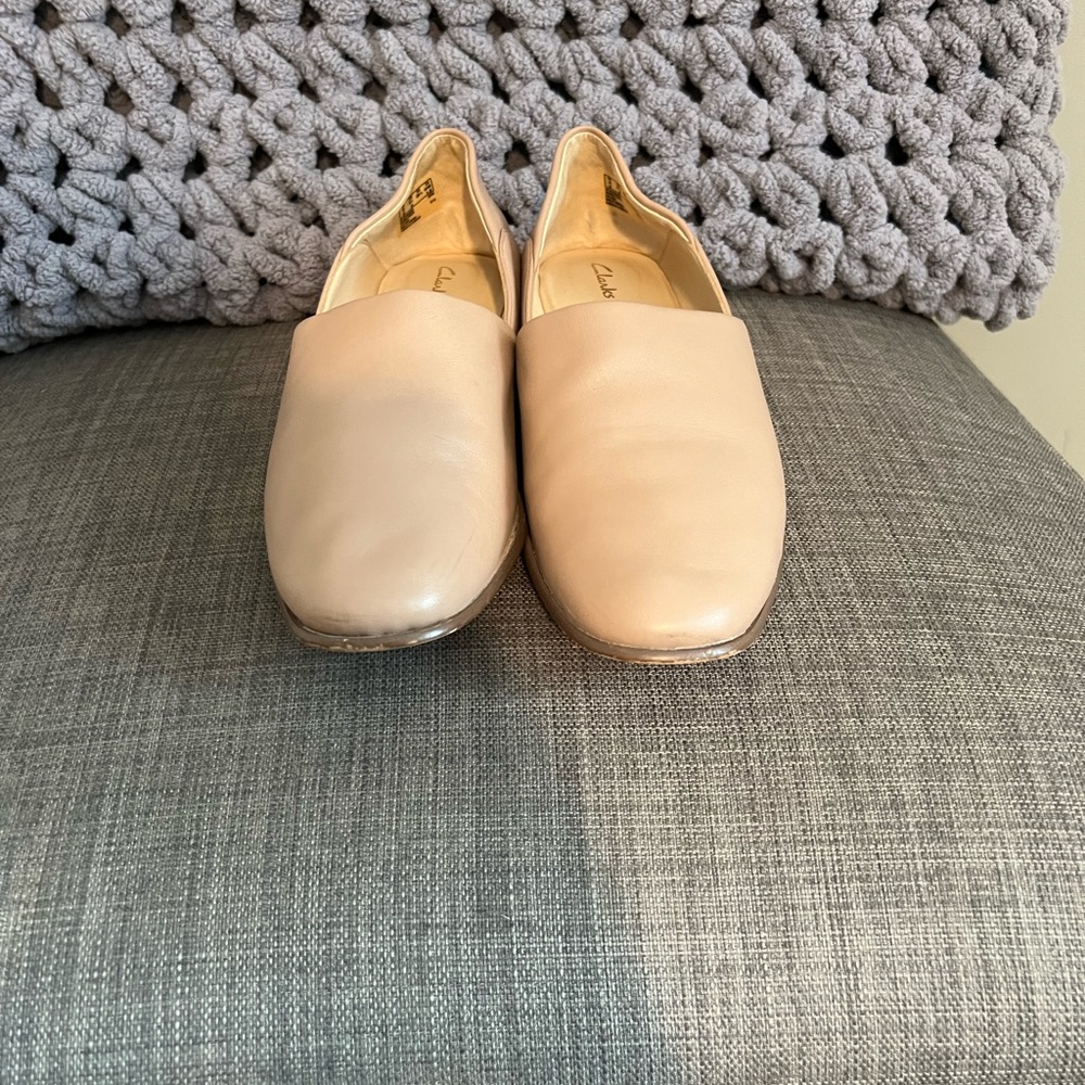 Clark Pure Tone leather loafers. Color Nude.